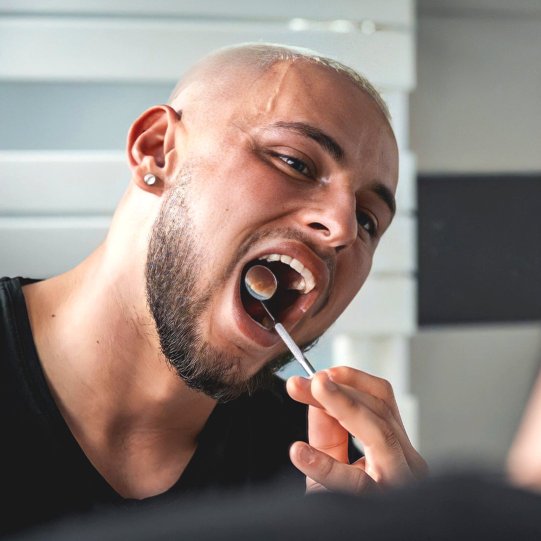 le concept de dentisterie. bouche miroir pour examiner les dents